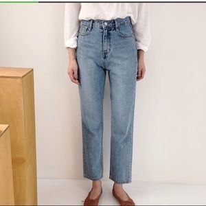 NWOT Medium Wash High Waisted Jeans 25